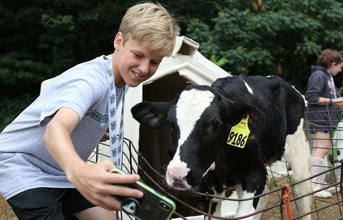 082319_FUTP60-Farm-Visit_selfie_700x450